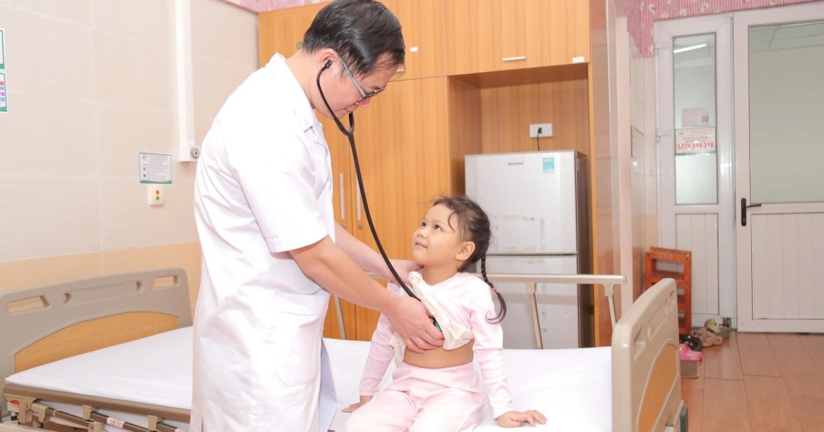 Căn bệnh mạn tính khiến bé 7 tuổi sốt dai dẳng