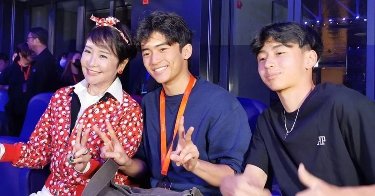 Con trai Bá Chi - Đình Phong gây sốt: Đẹp như tài tử, đỗ đại học danh giá