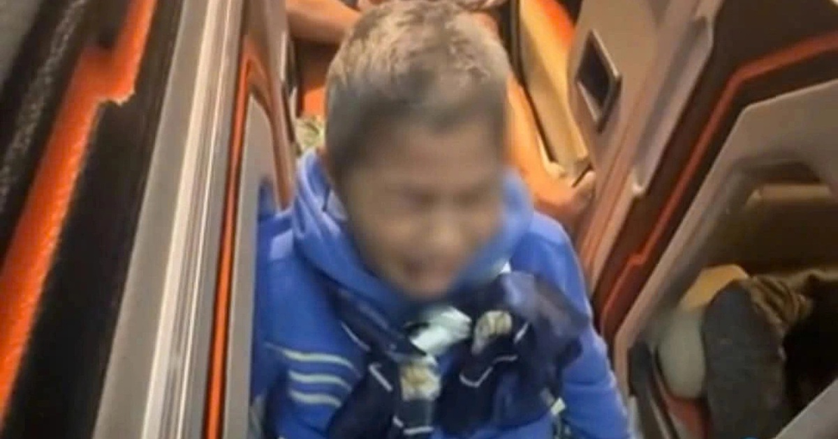 Cụ bà 74 tuổi òa khóc trên xe khách vì cho rằng con út không nhận nuôi