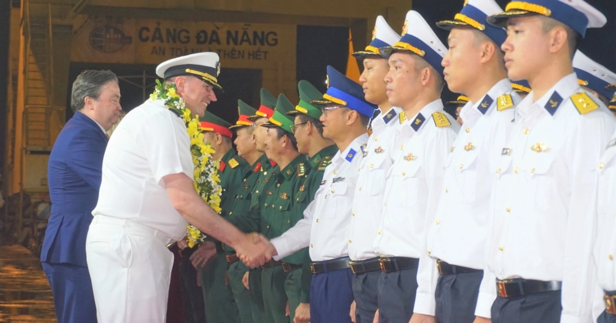 Đà Nẵng đón tàu đổ bộ và tàu tuần dương Hải quân Mỹ