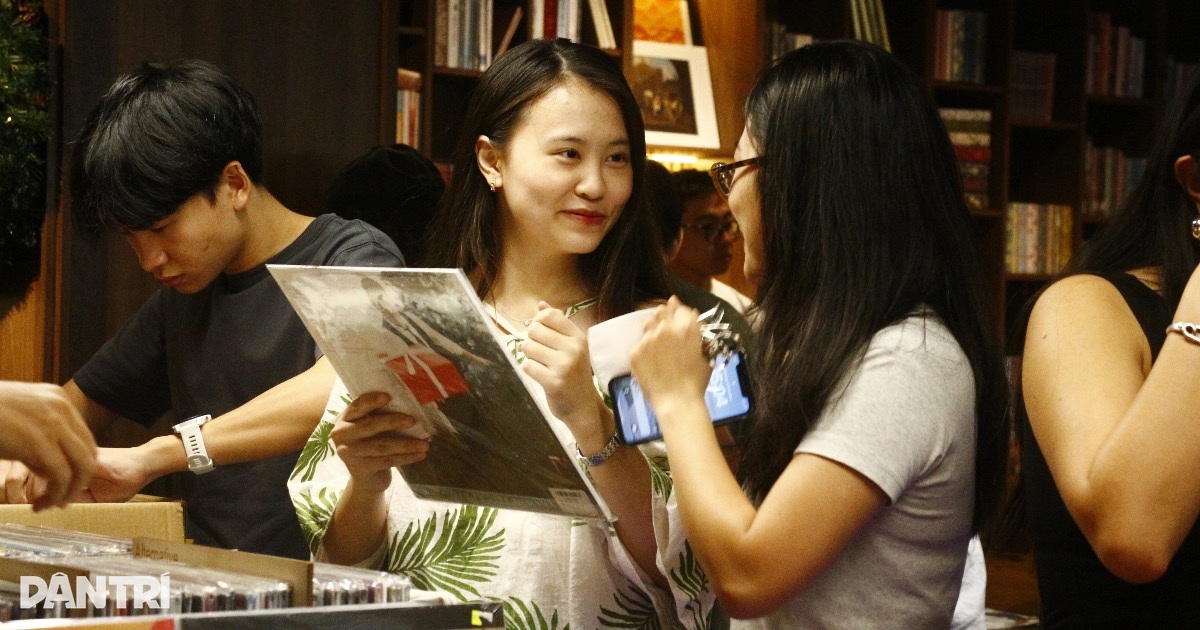 Dạo giữa “thế giới vinyl” ở hội chợ đĩa than Sài Gòn