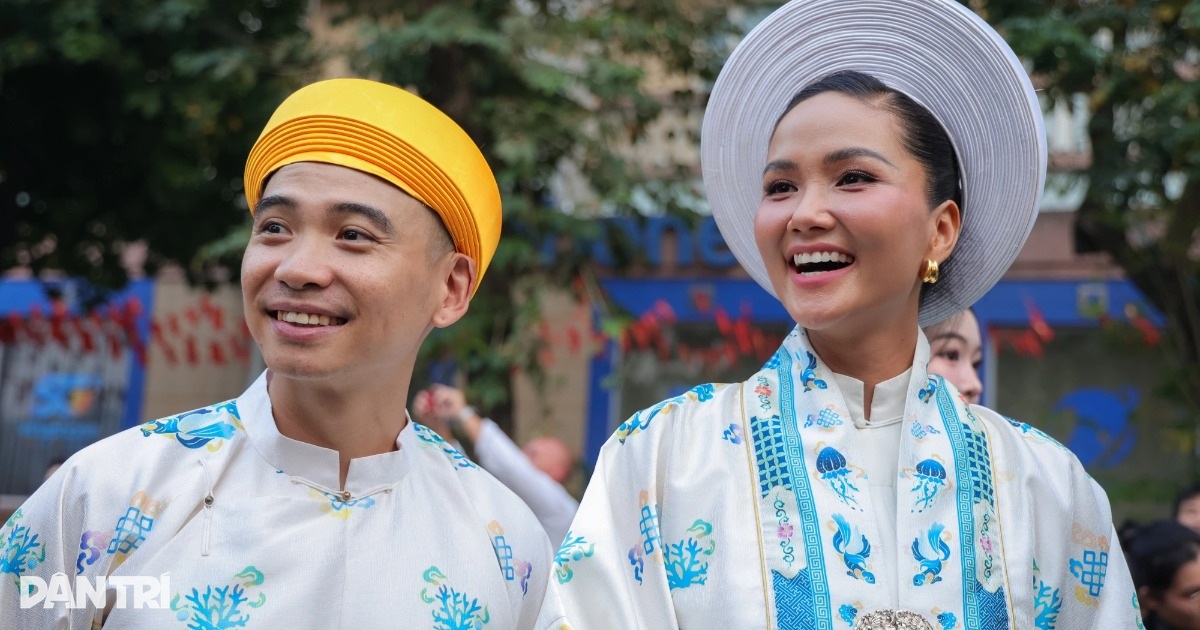 H'Hen Niê và chồng mặc cổ phục, tình tứ trên phố đi bộ Hồ Gươm