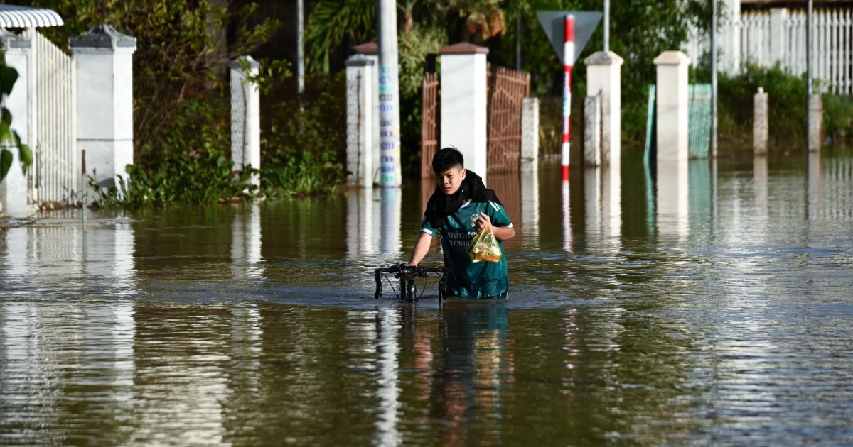 Hai hồ chứa nước ở Lâm Đồng tăng xả tràn, cảnh báo nguy cơ ngập vùng hạ du