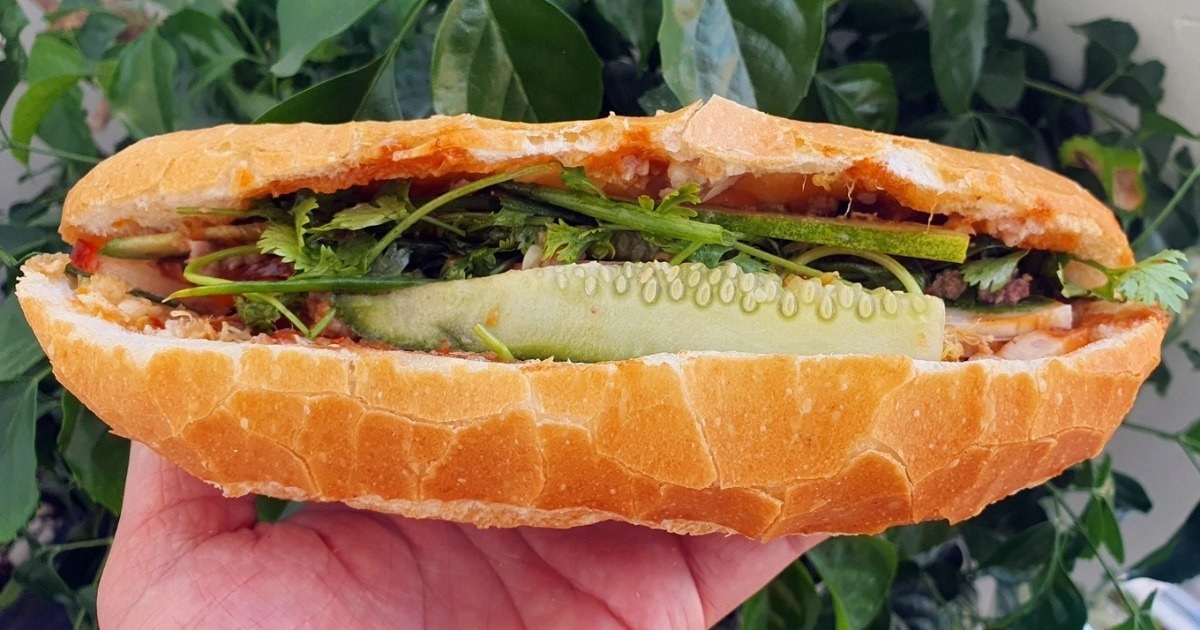 Hàng chục người ngộ độc nghi do ăn bánh mì