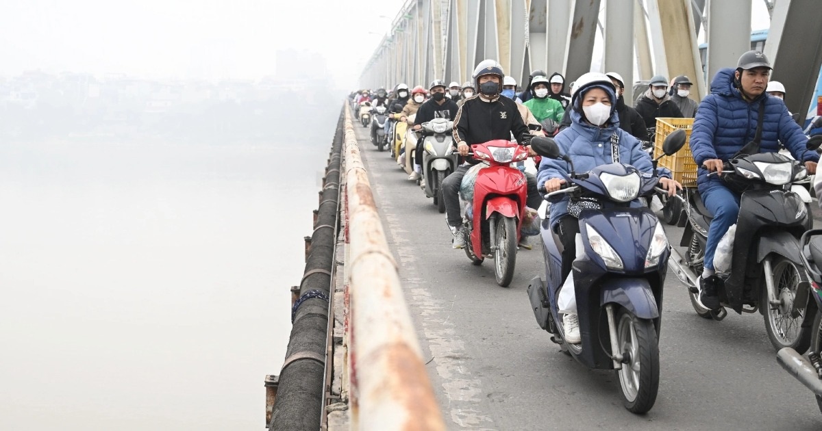 Không khí Hà Nội ô nhiễm từ sáng đến đêm: Gây hại vượt xa hệ hô hấp