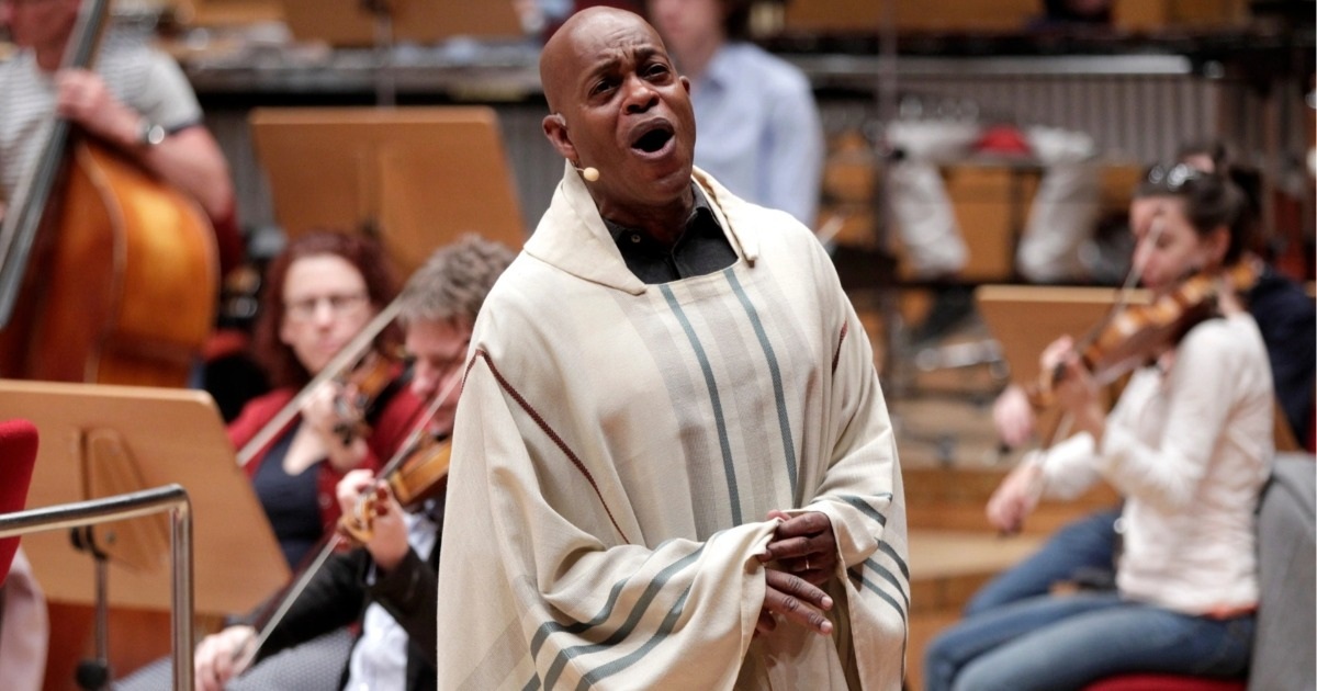 Mỹ: Ca sĩ 71 tuổi bị sát hại tại nhà riêng, con trai bị tạm giam