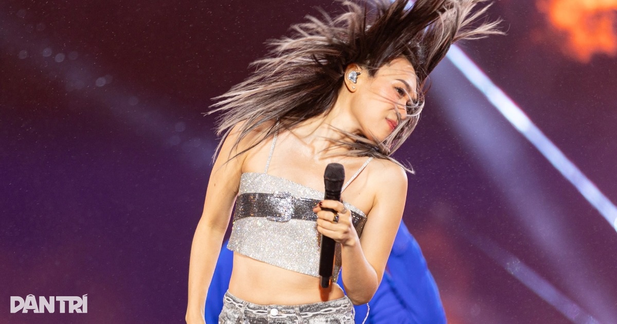 Mỹ Tâm khoe eo thon, "cháy" hết mình trong đêm nhạc 40.000 khán giả