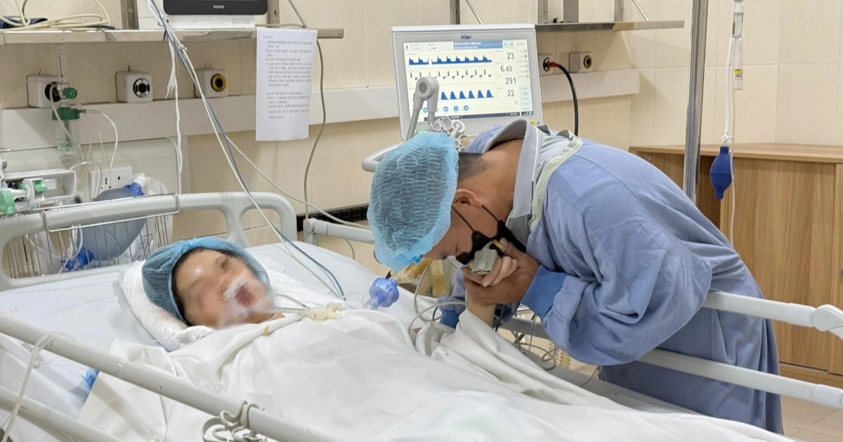 Người chồng nghẹn ngào hôn tay vợ, nói lời yêu thương trước giờ hiến tạng