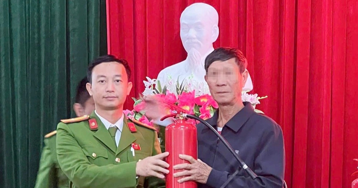 Người dân mang súng săn, bẫy chim đi đổi bình chữa cháy