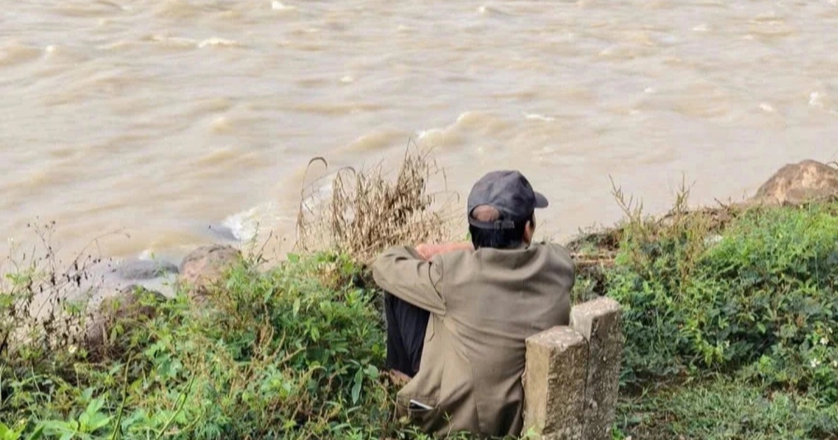 Nữ sinh mất tích, xe đạp và cặp sách cách nhà 80km: Thi thể kẹt trong bèo