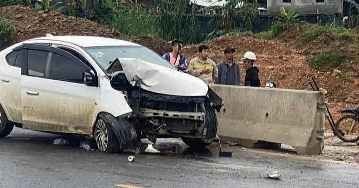 Ô tô chở 4 người gặp nạn trên cao tốc, một cháu bé không qua khỏi