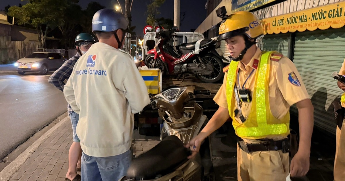 Say đi không vững, công nhân ở TPHCM nói tặng CSGT xe máy khi bị đo cồn