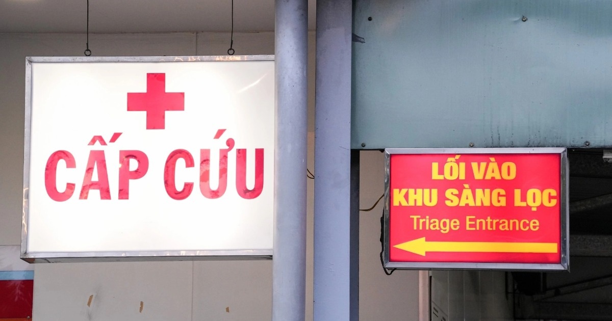 Tai nạn hy hữu khiến bé trai bị mảnh bồn cầu rạch vết dài ở lưng