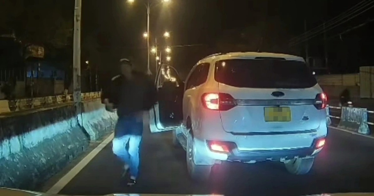 Tài xế dừng ô tô giữa đường chặn xe khác vì xin vượt không nhường đường