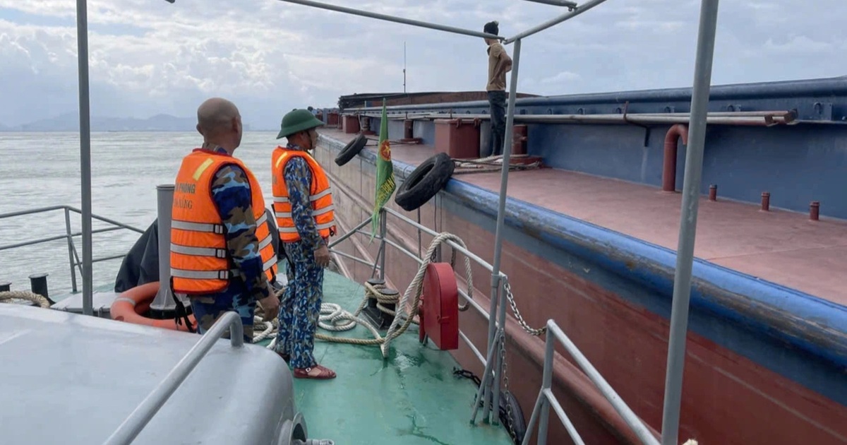 Tàu hàng 1.500 tấn bị hỏng máy, trôi neo trên vịnh Đà Nẵng