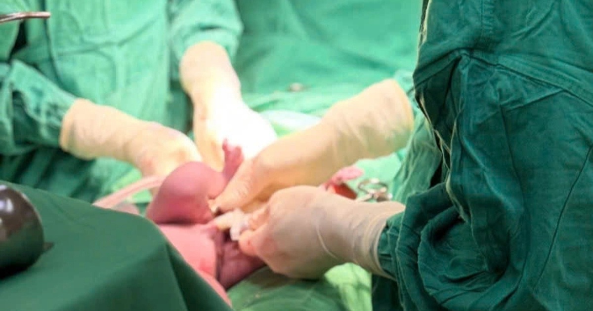 Thai phụ 19 tuổi cùng con sắp chào đời bỗng nguy kịch sau một cơn đau đầu