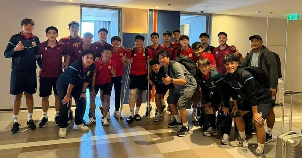 U22 Việt Nam có hành động đẹp với cầu thủ Lào bị gãy chân