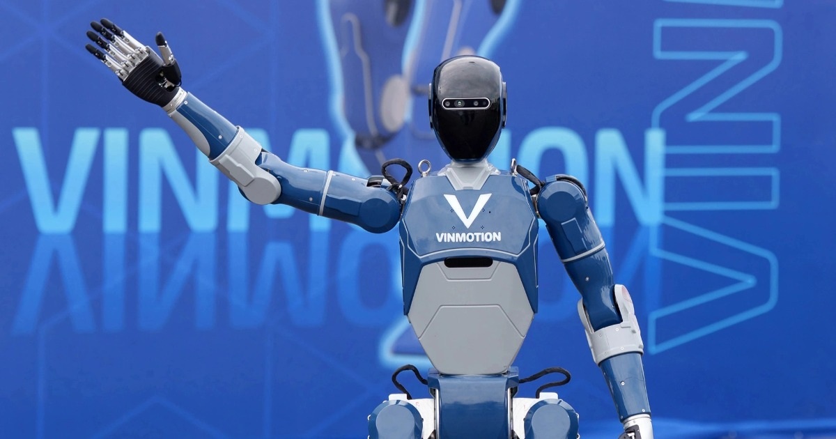 Việt Nam sắp có robot hình người tự sạc, tự đứng dậy